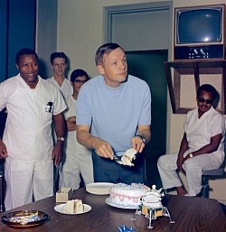 น.ว.ท.อ.ต.นีส์ อาร์มตรอง [On Moon Apollo 11]